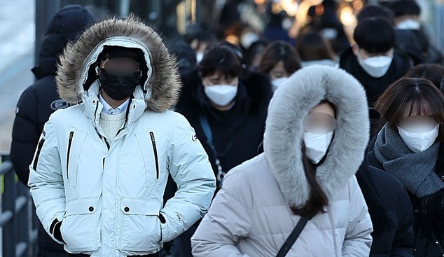전국적으로 영하 20도를 오르내리는 최강 한파가 절정에 이른 8일 오전 서울 구로구 구로디지털단지역 사거리에 시민들이 두터운 옷을 입고 출근길을 재촉하고 있다.
