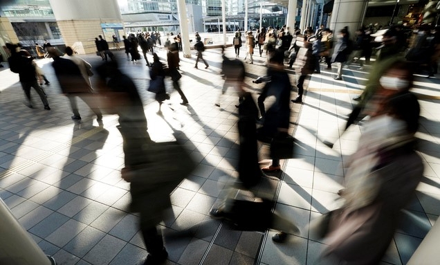 8일(현지시간) 일본 도쿄에서 마스크를 쓴 시민들이 출근하고 있다. 스가 요시히데 일본 총리는 도쿄를 비롯한 3개 현에 코로나19 확산을 막기 위한 긴급사태를 선포해 8일부터 발효됐다.