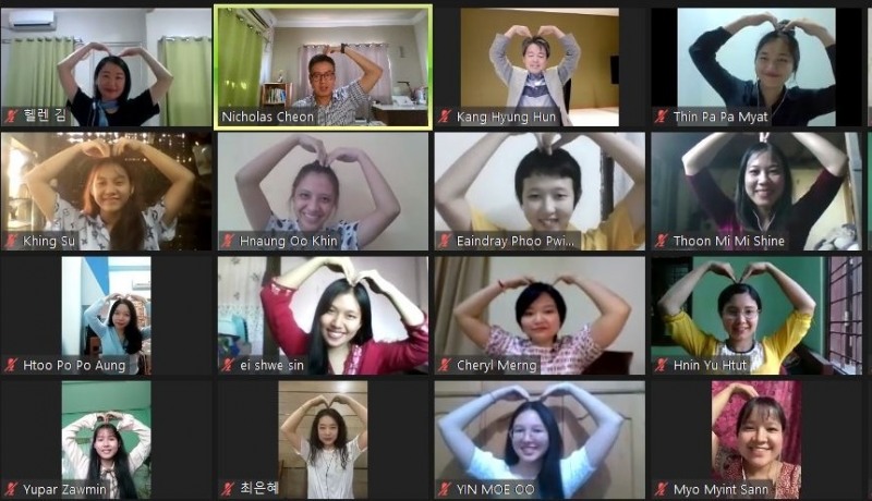미얀마 장학금 수여자들이 화상시스템을 통해 장학금을 전달 받은 후 고마움을 표현하는 모습.(사진=신한은행 제공)