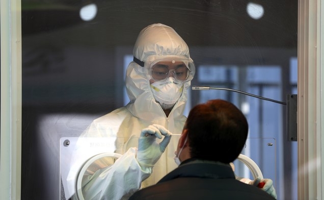 신종 코로나바이러스 감염증(코로나19) 신규 확진 환자가 665명으로 집계된 10일 서울역 임시선별검사소에서 의료진이 코로나19 검사를 하고 있다.