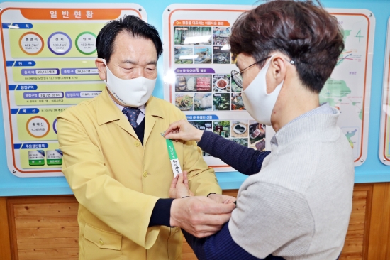 11일 정종순 장흥군수가 '청정 장흥, 청렴 장흥'리본을 패용을 하고있다
