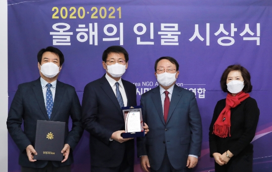 서삼석 의원이 범시민사회단체연합 선정‘2020년 좋은 정치인상’을 수상한 후 기념촬영 했다/사진=서삼석의원 사무실