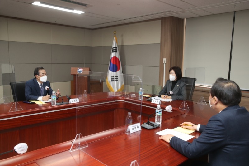 농협중앙회 이성희 회장(왼쪽 첫번째)은 11일 정부서울청사에서 전현희 국민권익위원장을 예방하고 농수산물 선물가액 상향 필요성에 대한 의견을 전달하고 있다.