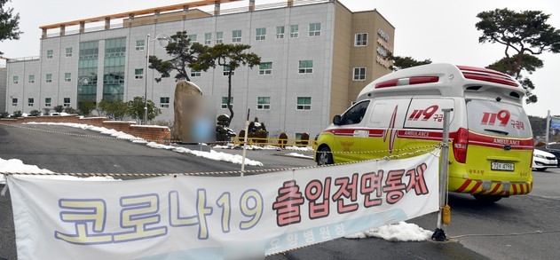 3일 오후 광주 광산구 한 요양병원이 신종 코로나바이러스 감염증(코로나19) 집단확진으로 통제되고 있는 가운데 구급차량이 환자를 타 병원으로 옮기기 위해 들어가고 있다.