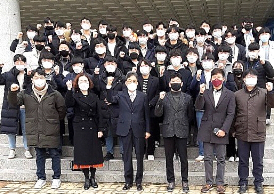 여수시는 지역 청년들의 여수국가산단 취업등용문인 제12기 ‘테크니션 스쿨’ 40명의 합격생과 함께 11일 오리엔테이션을 가졌다./사진=여수시