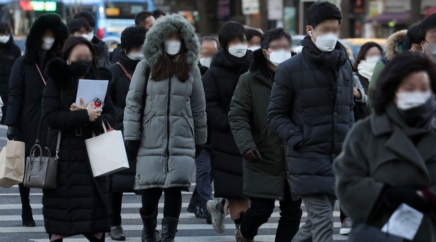 서울 아침 기온이 영하 12도 안팎까지 떨어진 6일 오전 서울 종로구 광화문사거리에서 시민들이 출근길 발걸음을 재촉하고 있다.