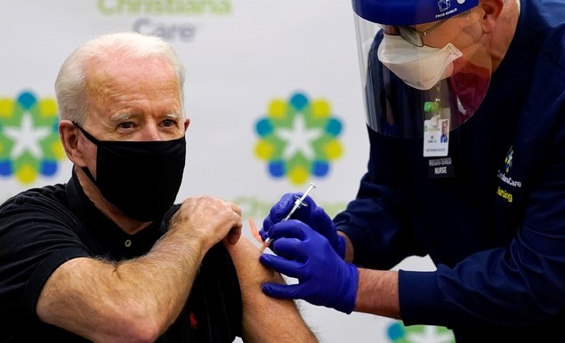 조 바이든 미국 대통령 당선인이 11일(현지시간) 델라웨어주 자택 인근의 크리스티아나 병원에서 코로나19 백신 2차 접종을 하고 있다.