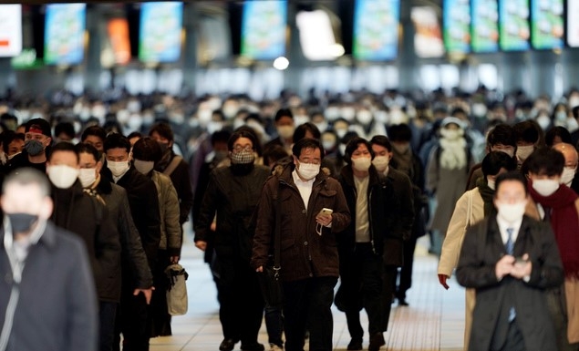 8일(현지시간) 일본 도쿄의 한 기차역에서 마스크를 쓴 출근길 시민들이 몰려나오고 있다. 스가 요시히데 일본 총리는 도쿄를 비롯한 3개 현에 코로나19 확산을 막기 위한 긴급사태를 선포해 8일부터 발효됐다.