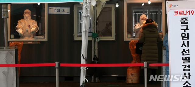 코로나19 신규 확진자수가 41일만에 400명대로 떨어진 11일 오전 서울역 광장에 마련된 코로나19 중구 임시 선별검사소에서 시민이 검사를 받고 있다.