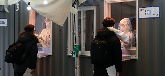 코로나19 신규 확진자수가 41일만에 400명대로 떨어진 가운데 11일 오전 서울역 광장에 마련된 코로나19 중구 임시 선별검사소에서 시민들이 검사를 받고 있다.