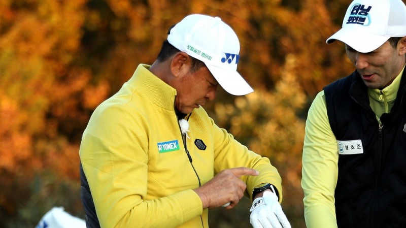 사진설명 : 출연자에게 타겟 지점까지의 거리를 확인해주는 임진한 프로