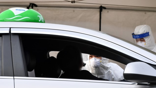 찾아가는 이동 선별검사소가 설치된 부산 연제구 부산아시아드주경기장 주차장을 찾은 택시 기사들이 11일 오전 드라이브스루 방식으로 코로나19 진단검사를 위한 검체를 채취하고 있다.