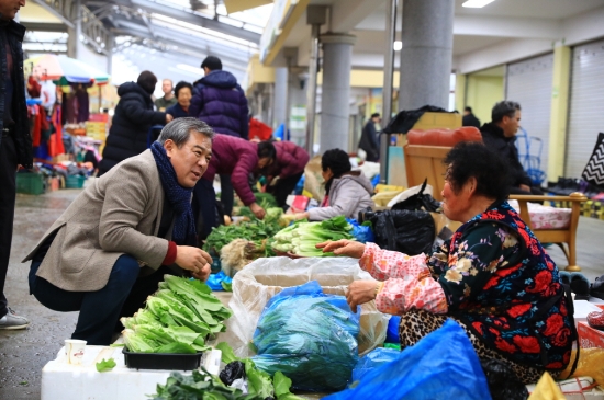 관내 전통시장 애로사항을 듣고 있는 유근기 군수/사진=곡성군