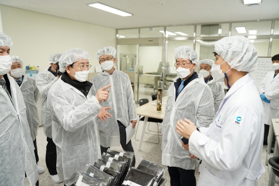 김종식 목포시장(왼쪽), 김영록 전남지사와 함께 대양산단 김 수출업체 방문/사진=목포시