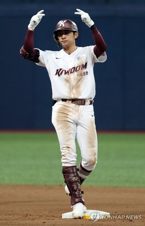 키움의 이정후가 지난해보다 1억6천만원이 오른 5억5천만원에 2021시즌 연봉 재계약을 맺어 5년차 최고 연봉 선수가 됐다.