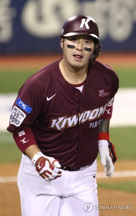 박병호는 지난해 부진한 성적으로 5억원이 삭감된 15억원에 2021 연봉을 맺었으나 여전히 팀내 최고연봉 선수로 자리했다..