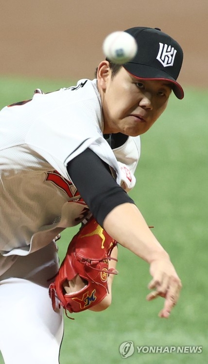 '신인왕' 소형준이 지난해 연봉 2700만원에서 419% 인상된 1억4000만원에 2021연봉 재계약을 맺었다.