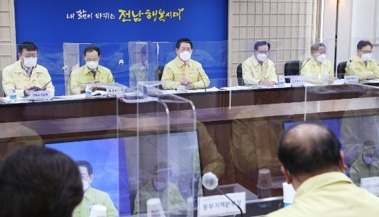 김영록 전라남도지사가 12일 오전 도청 서재필실에서 실국장 정책회의를 주재하고 있다./사진=전라남도