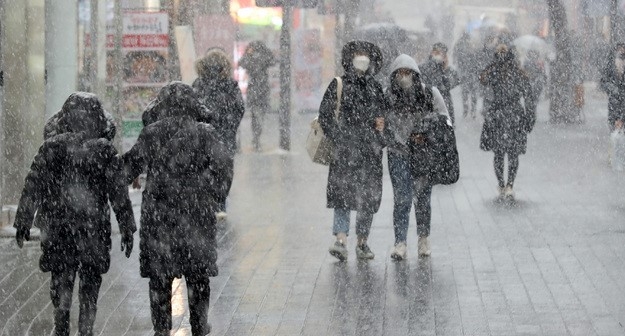눈이 내리고 있는 12일 오후 서울 중구 명동거리에서 시민들이 발걸음을 옮기고 있다. 