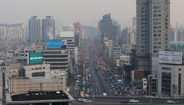 초미세먼지 농도가 수도권과 충청도에서 '나쁨' 수준을 보인 지난 12일 오전 서울 동작구 사당역 인근 도로 주변이 뿌옇게 보이고 있다.