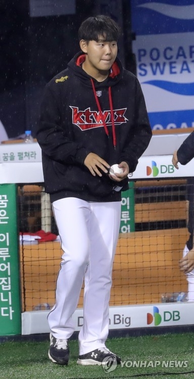 류현진이후 14년만에 고졸 신인으로 두자리 승리를 거둔 KT 소형준은 419%가 인상된 1억4000만원을 받아 프로데뷔 2년만에 억대 연봉 선수가 됐다.