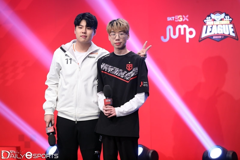 2020 카트라이더 리그 시즌1 개인전 결승전 무대에 나란히 선 문호준(왼쪽)과 유창현.