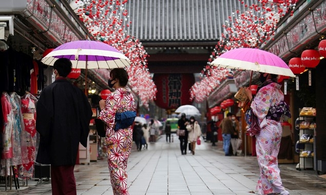 지난 12일 일본 도쿄 아사쿠사 지구의 한 쇼핑몰에서 마스크를 쓴 기모노 차림의 시민들이 걸어가고 있다. 코로나19 확산을 막기 위해 비상사태 선포 중인 도쿄도에서 11일 970명의 신규 확진자가 보고됐다.