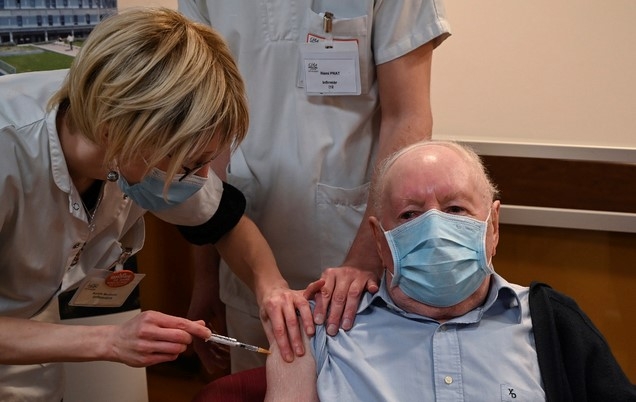 프랑스 코트도르주(州) 디종의 한 요양원에서 92세 노인이 신종 코로나바이러스 감염증(코로나19) 백신을 맞고 있다.