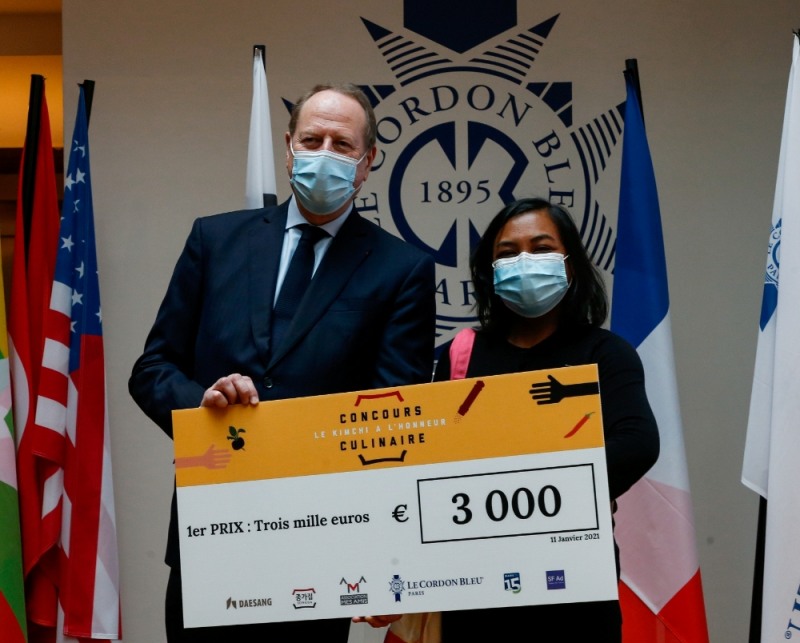 지난 11일(현지시각) 프랑스 파리 르 꼬르동 블루(Le Codon Bleu) 본교에서 열린 '종가집 김치 요리대회'에서 우승자 홀리수아 라제리손(Holisoa Rajerison)이 필립 구종(Philippe Goujon) 파리15시 시장과 기념촬영을 하고 있다.