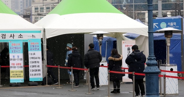 신종 코로나바이러스 감염증(코로나19) 신규 확진자가 537명으로 집계된 12일 오후 서울 중구 서울역광장에 마련된 코로나19 임시 선별검사소에서 시민들이 검사를 받기 위해 줄 서 있다.