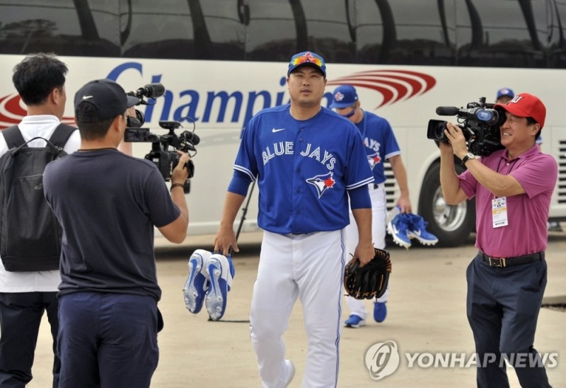 2020시준울 앞두고 스프링캠프에서 몸을 풀고 있는 류현진.