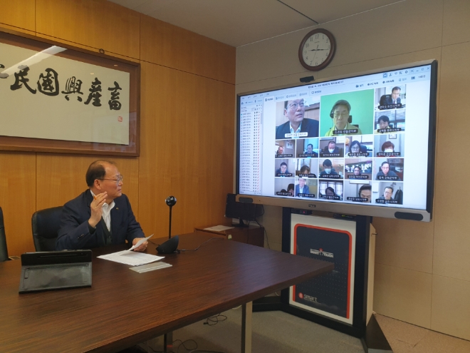 김태환 축산경제대표이사가 범농협 비상방역 화상회의를 주재하고 있다 / 사진 = 농협