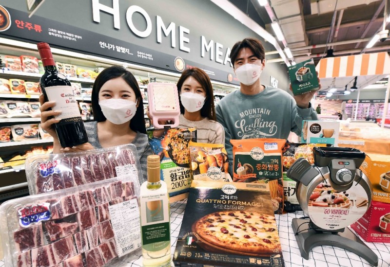 모델들이 13일 서울 등촌동 홈플러스 강서점에서 ‘홈스테이 솔루션’ 기획전 상품을 선보이고 있다. 홈플러스는 최근 길어지는 ‘집콕’ 생활로 인해 집밥, 홈술, 홈베이킹, 홈트레이닝 관련 용품의 판매량이 증가함에 따라 관련 상품을 저렴하게 판매하는 ‘홈스테이 솔루션’ 기획전을 진행한다고 13일 밝혔다.