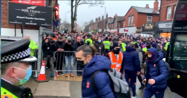 구단 버스에서 내려 경기장으로 향하는 선수들 가운데에서도 '턱스크' 착용자를 어렵지 않게 찾아볼 수 있다