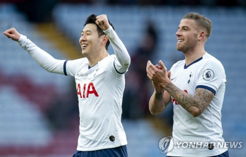 손흥민(왼쪽)