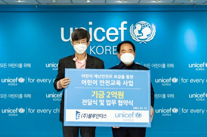유니세프한국위원회 사옥에서 진행된 기금전달식에 참석한 이기철 유니세프한국위원회 사무총장(왼쪽)과 정천식 ㈜블루인더스 대표(오른쪽) (사진제공=유니세프한국위원회)