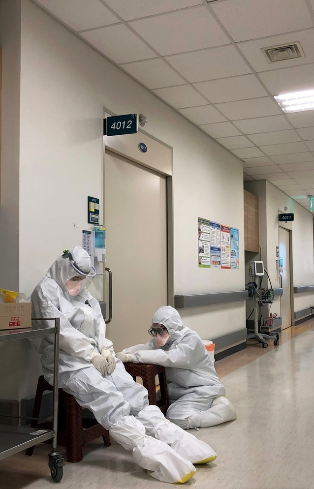 확진 환자 병동 근무 후 지친 의료진