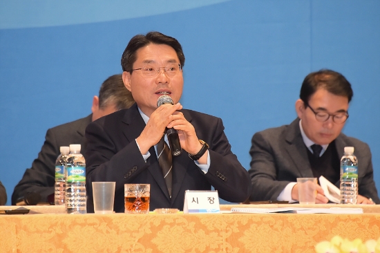 지난 2020년 권오봉 여수시장이 시민과의 열린대화에서 답변하고 있다./사진=여수시