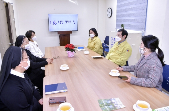 이용섭 광주광역시장이 13일 오전 남구 아동양육시설인 노틀담형제의 집을 방문해 시설 종사자와 입소 아동들을 격려한 뒤 김희순 시설장으로부터 운영상황과 애로사항을 듣고 있다./사진=광주시