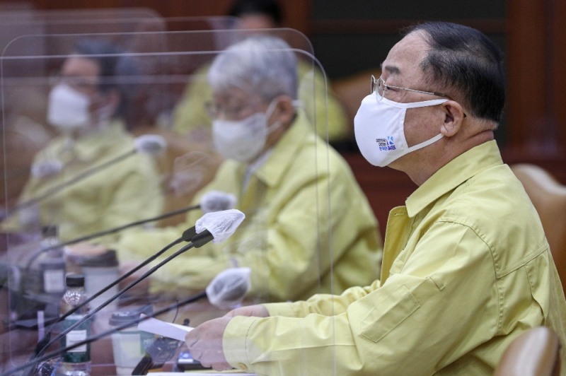 홍남기 경제부총리 겸 기획재정부 장관이 13일 서울 종로구 정부서울청사에서 열린 '비상경제 중앙대책본부회의 겸 한국판뉴딜 관계장관회의'에 참석해 발언하고 있다. (공동취재사진)