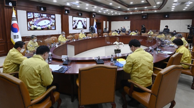 홍남기 경제부총리 겸 기획재정부 장관이 13일 서울 종로구 정부서울청사에서 열린 '비상경제 중앙대책본부회의 겸 한국판뉴딜 관계장관회의'에 참석해 발언하고 있다. (공동취재사진)