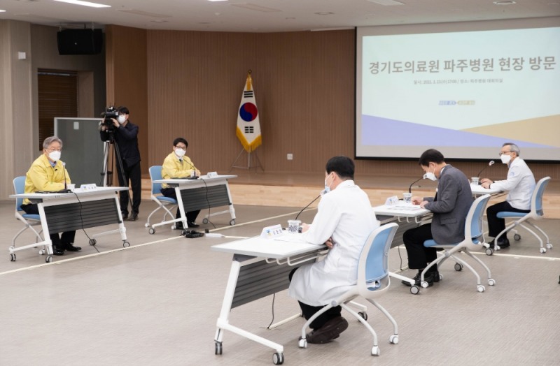이재명 지사의 경기도의료원 파주병원 현장 방문 모습. 거리두기가 철저히 지켜지고 있는 모습이다.
