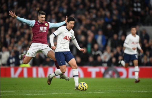 번리는 손흥민이 '70m 원더골'을 기록한 팀이다. 와인색 유니폼으로 인해 '클래러츠(Clarets)'라는 별명을 갖고 있다. 사진은 2019년 12월 손흥민이 번리전에서 환상적인 드리블로 원더골을 기록하는 모습.