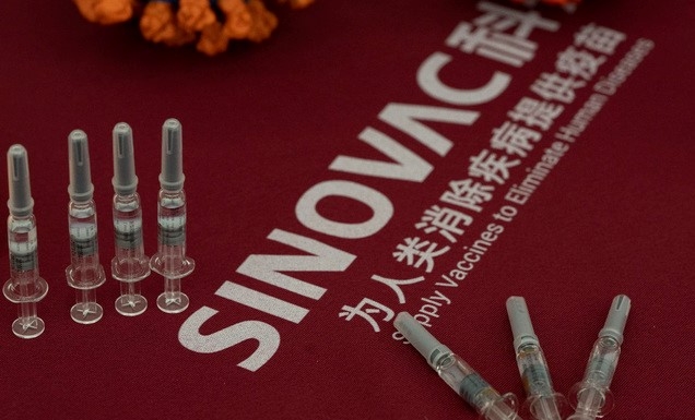 지난해 9월24일 중국 베이징의 시노백사 공장에 이 회사가 개발한 신종 코로나바이러스 감염증(코로나19) 백신이 전시돼 있다.