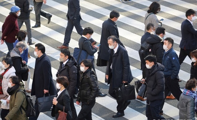 13일 일본 도쿄 시내 횡단보도에서 신종 코로나바이러스 감염증(코로나19) 감염 예방을 위해 마스크를 착용한 시민들이 건너고 있다.