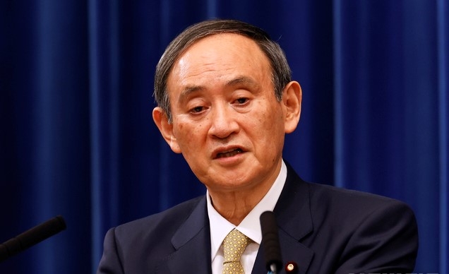 스가 요시히데 일본 총리가 13일 도쿄 총리 관저에서 기자회견을 하고 있다. 스가 총리는 코로나19 확산을 막기 위해 도쿄 등 수도권 4개 지자체에 이어 오사카와 교토 등 7개 지역에도 긴급사태를 발령했다.