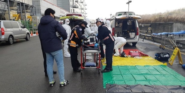 13일 화학물질 누출사고가 발생한 파주 LG디스플레이 공장 앞에서 소방대원들이 보호장비를 착용하고 있다. (사진=파주소방서 제공)