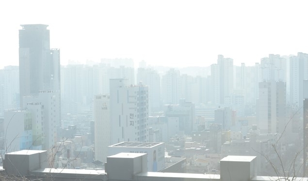 울산 초미세먼지 농도가 '나쁨' 상태를 보인 지난 13일 오전 울산 도심이 미세먼지로 덮여 있다.