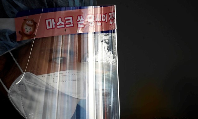 광주·전남 대부분 지역에 한파경보가 내려진 8일 광주 북구 용봉동 선별진료소에서 의료진들의 페이스 쉴드에 성애가 끼여 있다. (사진=광주 북구 제공)