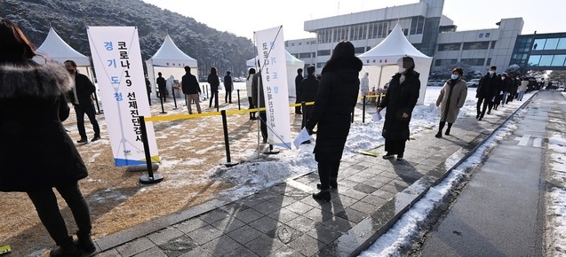 13일 오전 경기도 수원시 팔달구 경기도청에 마련된 임시선별검사소에서 도청 직원들이 신종 코로나바이러스 감염증(코로나19) 선제검사를 받기위해 줄 서 대기하고 있다. 경기도는 코로나19 무증상 감염자로 인한 지역감염을 막기위해 도청과 공공기관 전 직원 1만2천여명을 대상으로 오는 19일까지 선제적으로 전수검사를 실시한다.